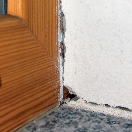 Preprečite razpoke na stiku okna in ometa ali fasade, kot posledica temperaturnega raztezanja elementov z uporabo zaključnih fasadnih lestvic.